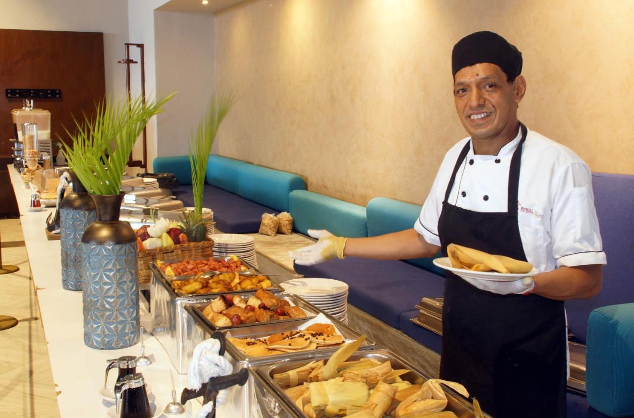 Royal Villas Resort Mazatlán Extérieur photo A chef at a buffet