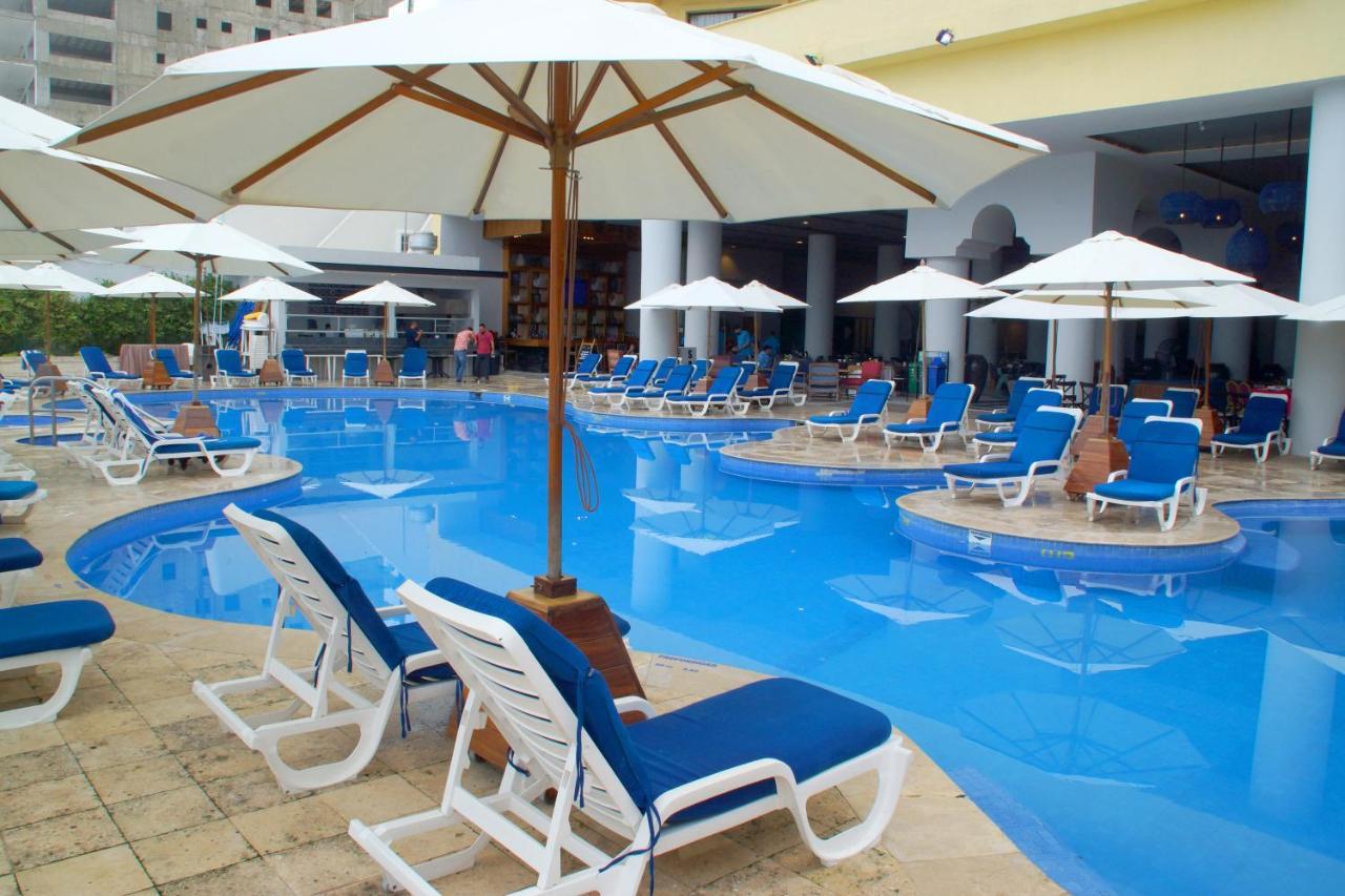 Royal Villas Resort Mazatlán Extérieur photo A pool at a resort