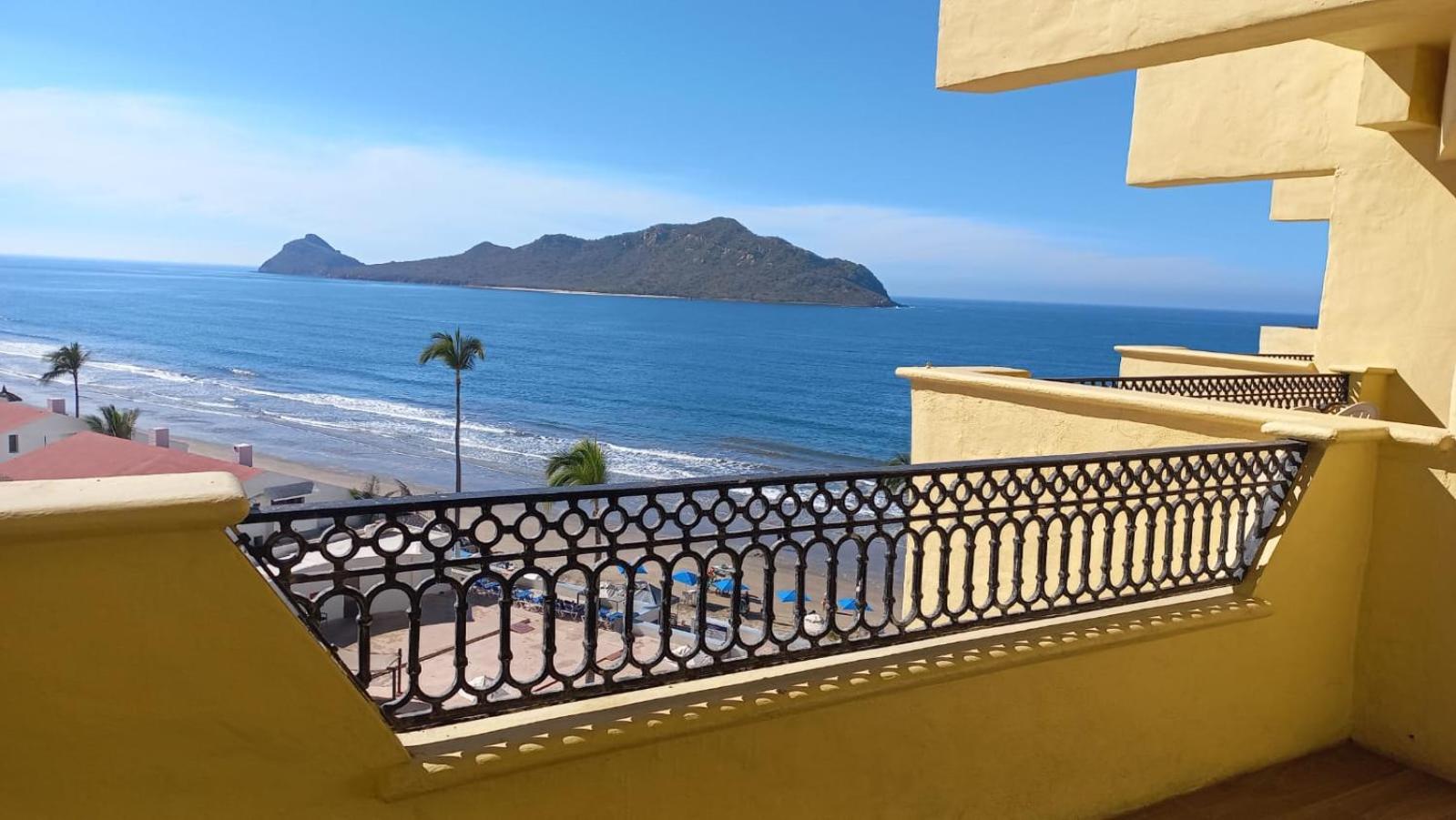 Royal Villas Resort Mazatlán Extérieur photo View of the island from the mainland